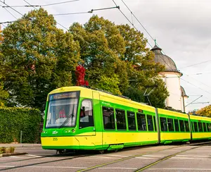 Stadtbahn der AVG mit >Retro-Lackierung im Stadtgebiet von Ettlingen
