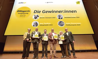 Das Foto zeigt die Preisträger der Landeseherung "BWeger" auf der Bühne des Konzerthaues in Freiburg.