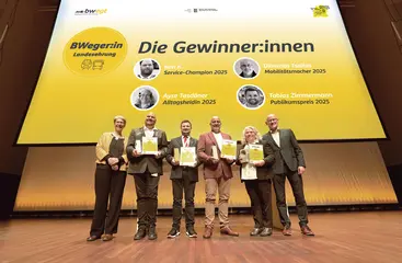 Das Foto zeigt die Preisträger der Landeseherung "BWeger" auf der Bühne des Konzerthaues in Freiburg. 