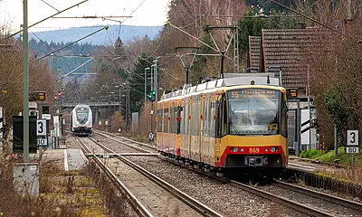 AVG-Stadtbahn der Linie S5 steht an der Haltestelle.