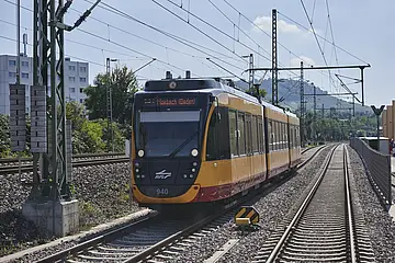 AVG-Stadtbahn fährt auf Gleisen.