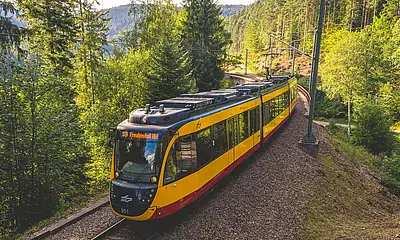 Die Stadtbahnlinie S8 fährt durch das Murgtal Richtung Freudenstadt.