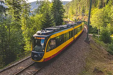 Die Stadtbahnlinie S8 fährt durch das Murgtal Richtung Freudenstadt.