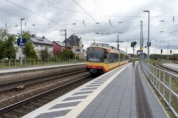 AVG-Stadtbahn fährt in den Rastatter Bahnhof rein. 