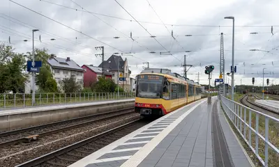 AVG-Stadtbahn fährt in den Rastatter Bahnhof rein. 