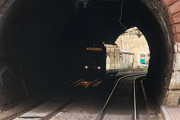 AVG-Stadtbahn der Linie S5 fährt durch einen Tunnel.