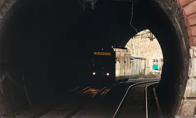 AVG-Stadtbahn der Linie S5 fährt durch einen Tunnel.