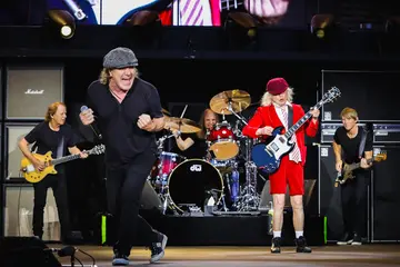 Das Foto zeigt die Band AC/DC auf einer Konzertbühne.