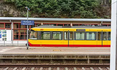 Seitliche Ansicht der AVG-Stadtbahn an der Haltestelle Forbach.