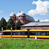 Straßenbahn vor dem Gottesauer Schloss