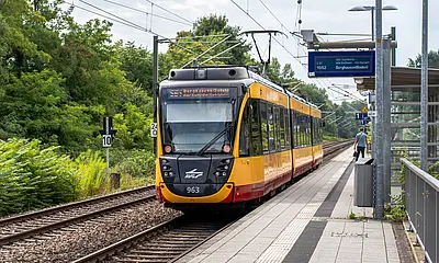 AVG-Stadtbahn der Linie S51 fährt in die Haltestelle ein.