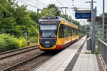 AVG-Stadtbahn der Linie S51 fährt in die Haltestelle ein.