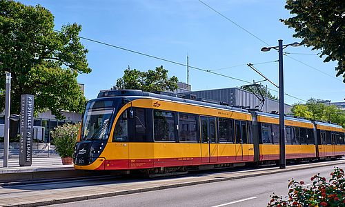 Eine Stadtbahn der AVG in Heilbronn vor der Kunsthalle Vogelmann