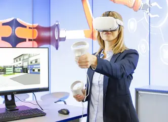 Eine Frau trägt eine VR-Brille an einem Stand der Messe Learntec.