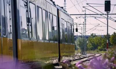 Das Foto zeigt von der Seite eine AVG-Stadtbahn im Bereich Heilbronn