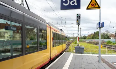 Eine AVG-Stadtbahn hält an einem Bahnsteig