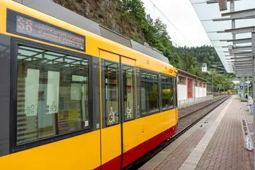 Seitliche Ansicht einer stehenden Stadtbahn.