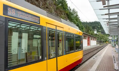 Seitliche Ansicht einer stehenden Stadtbahn.