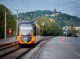 Eine AVG-Stadtbahn der Linie S4 fährt in Richtung Bretten.