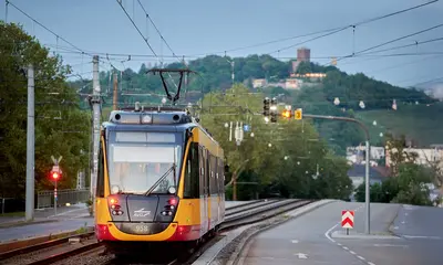 Eine AVG-Stadtbahn der Linie S4 fährt in Richtung Bretten.