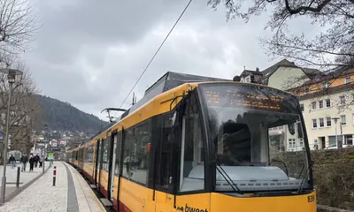 Frontansicht einer AVG-Stadtbahn.
