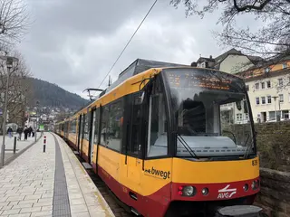 Frontansicht einer AVG-Stadtbahn.