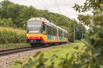 Eine AVG-Stadtbahn der Linie S32