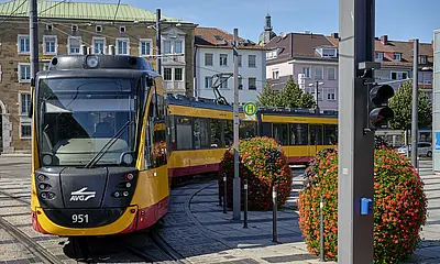 AVG-Bahn biegt in der Heilbronner Innenstadt ab.