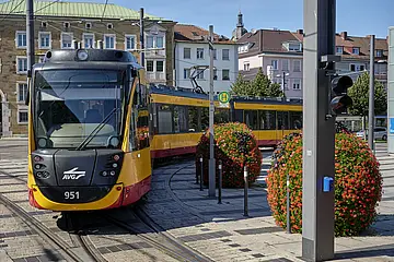AVG-Bahn biegt in der Heilbronner Innenstadt ab.