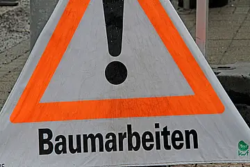 Ein Symbolbild eines Warnschild, das auf Baumfällarbeiten hinweist