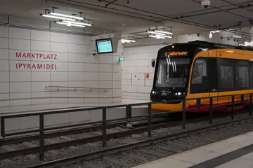 Eine Trambahn an der Haltestelle "Marktplatz Pyramide"