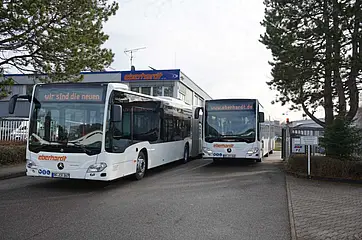 Das Foto zeigt die beiden neuen Gelenkbusse der Richard Eberhardt GmbH für das Linienbündel Ettlingen II
