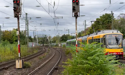 Bahn fährt in Bahnhof Rastatt rein.