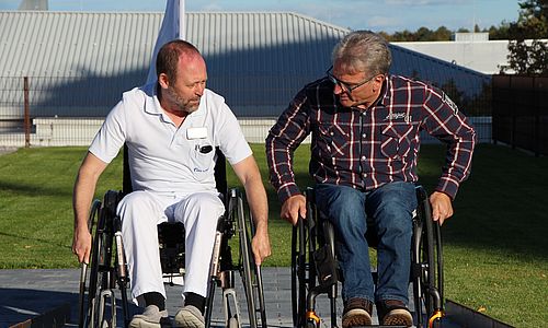AVG unterstützt Klinikum Karlsbad beim Bau eines Rollstuhl-Parcours