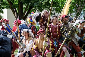 Historische Gruppe beim Peter-und-Paul-Fest mit mittelalterlichen Gewändern und Waffen