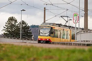 AVG-Stadtbahn der Linie S5 fährt über eine Brücke.