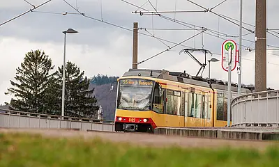 AVG-Stadtbahn der Linie S5 fährt über eine Brücke.