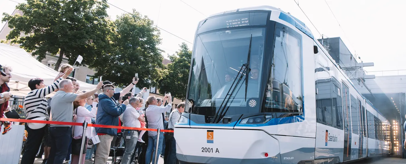 So sieht das erste VDV-TramTrain-Fahrzeug in Saarbrücken aus: weiße Farbe mit blauen Streifen