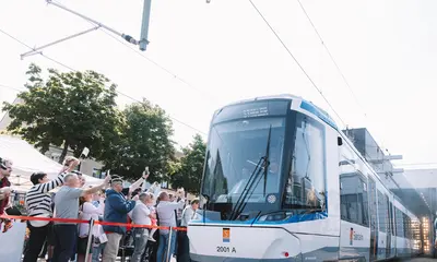 So sieht das erste VDV-TramTrain-Fahrzeug in Saarbrücken aus: weiße Farbe mit blauen Streifen