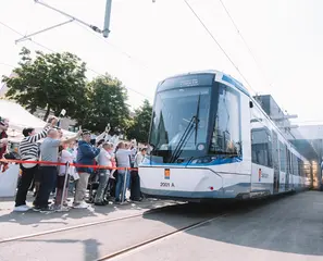 So sieht das erste VDV-TramTrain-Fahrzeug in Saarbrücken aus: weiße Farbe mit blauen Streifen
