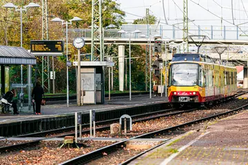 Eine Stadtbahn der Linie S5 passiert den Haltepunkt Grötzingen
