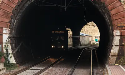 Stadtbahn fährt durch einen Tunnel.