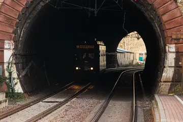 Stadtbahn fährt durch einen Tunnel.