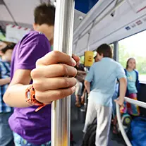 stehende junge Menschen im Bus