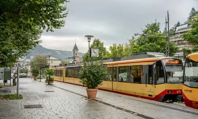 AVG-Stadtbahn der Linie S6 steht am Bad Wildbad Bahnhof.
