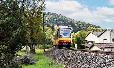 Die Stadtbahnlinie S6 fährt Richtung Bad Wildbad.