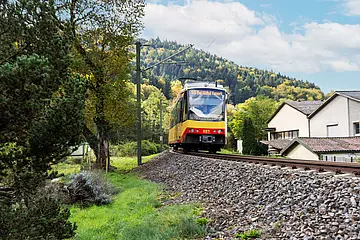 Die Stadtbahnlinie S6 fährt Richtung Bad Wildbad.