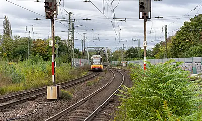 AVG-Stadtbahn fährt auf Gleisen.