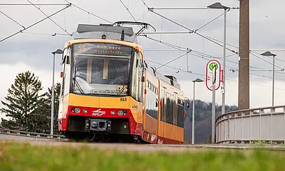 AVG-Stadtbahn fährt auf Gleisen.