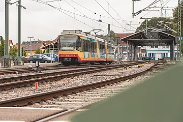 Eine AVG-Stadtbahn der Linie S32